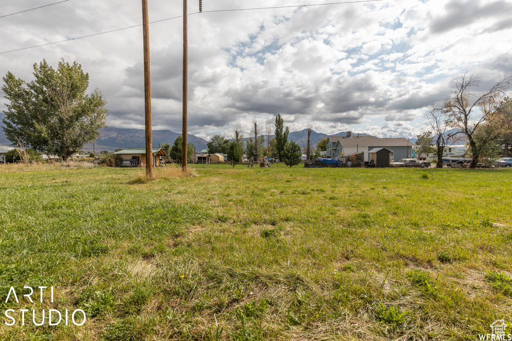 View of yard featuring a mountain view