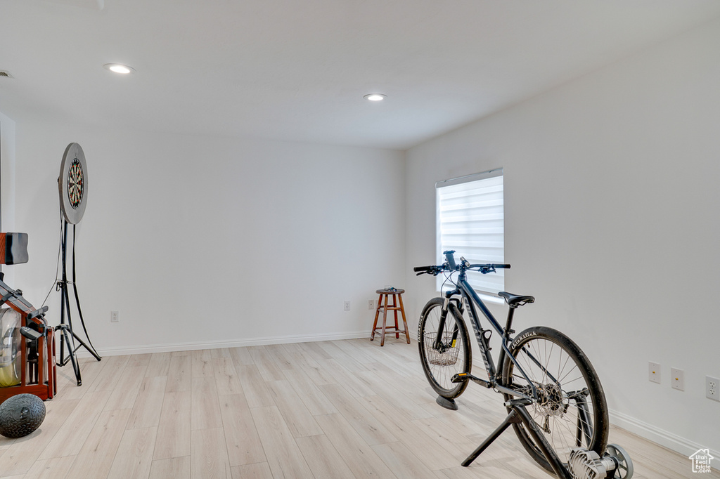 Exercise room featuring light wood-style floors, recessed lighting, and baseboards