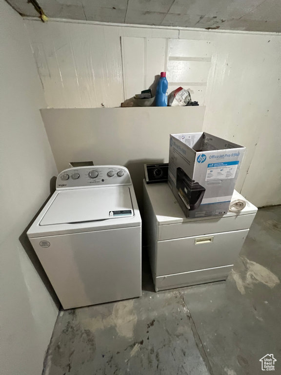Washroom with washing machine and dryer