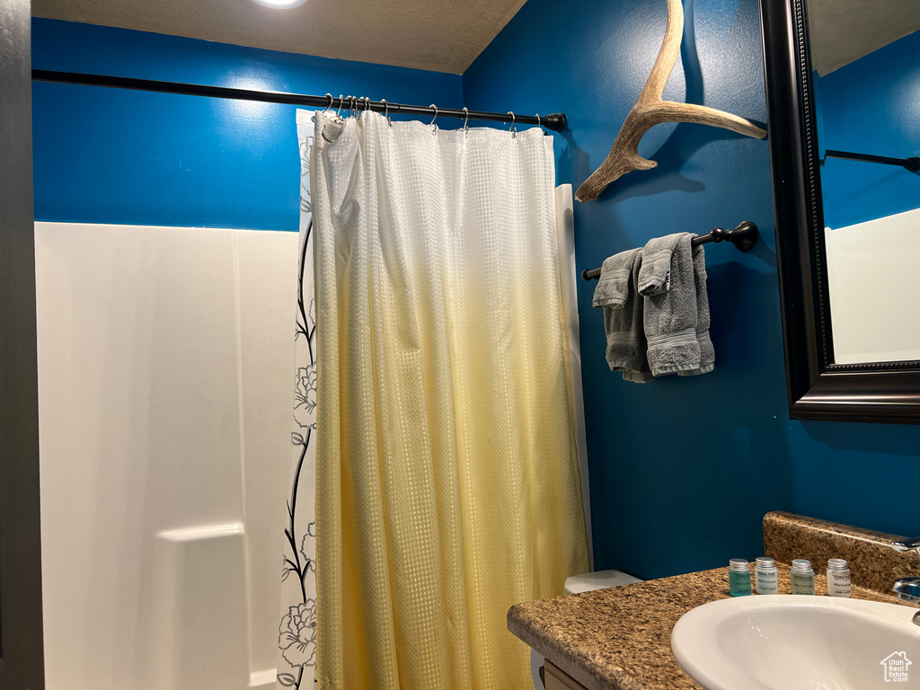 Full bathroom with a shower with curtain and vanity