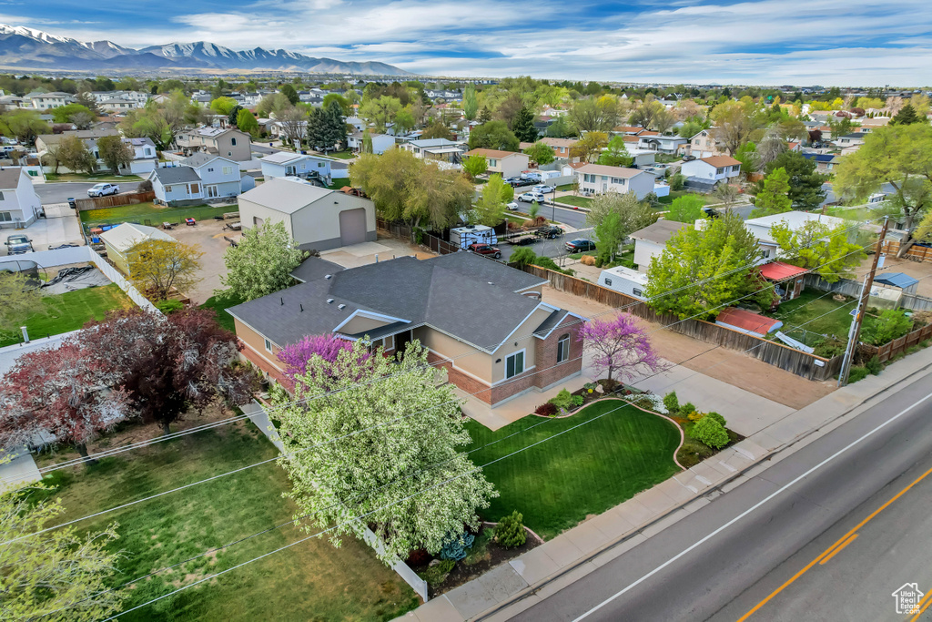 Bird's eye view featuring a residential view and a mountain view