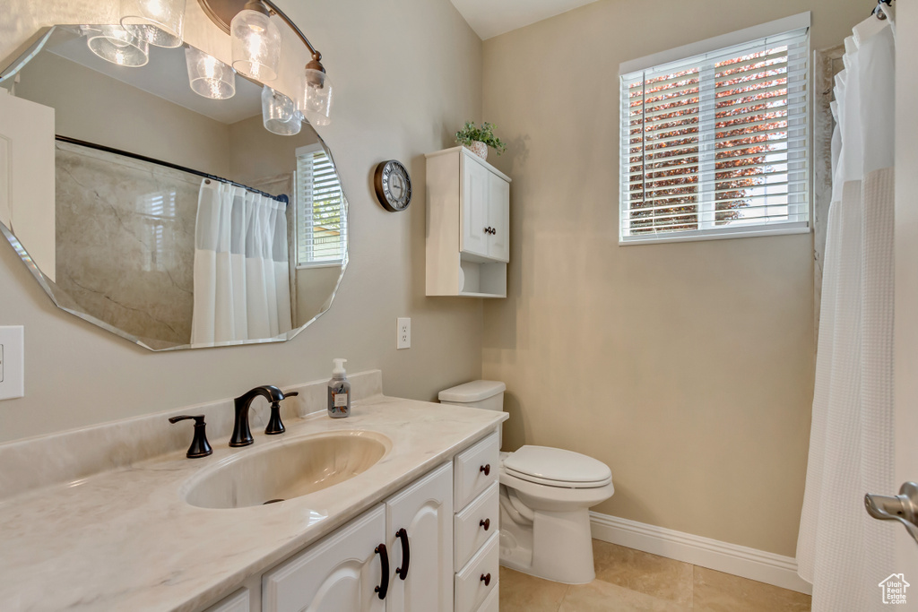 Full bathroom featuring tile patterned flooring, a shower with curtain, toilet, vanity, and baseboards