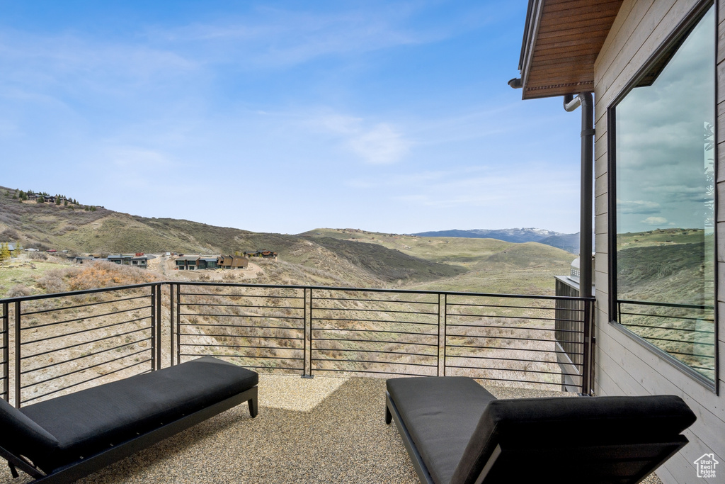 Balcony featuring a mountain view