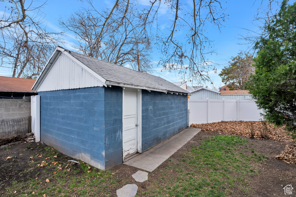 Garage featuring fence
