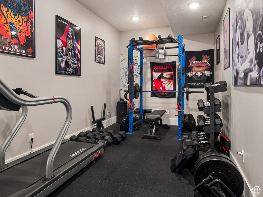 Exercise room featuring baseboards and visible vents