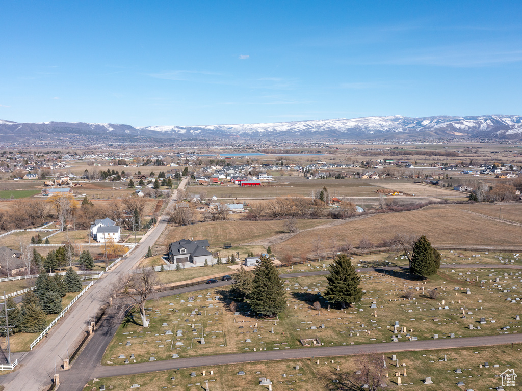 Birds eye view of property featuring a mountain view