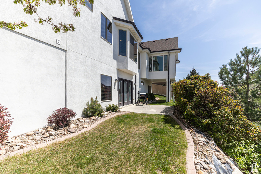 View of yard with a patio area