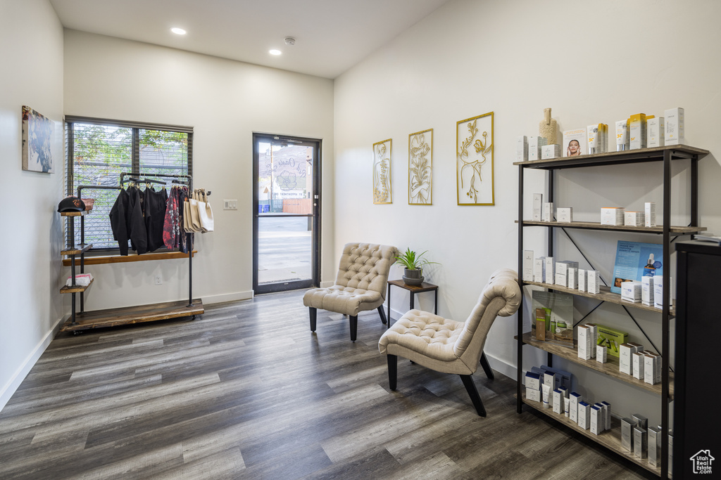 Living area with baseboards, wood finished floors, and recessed lighting