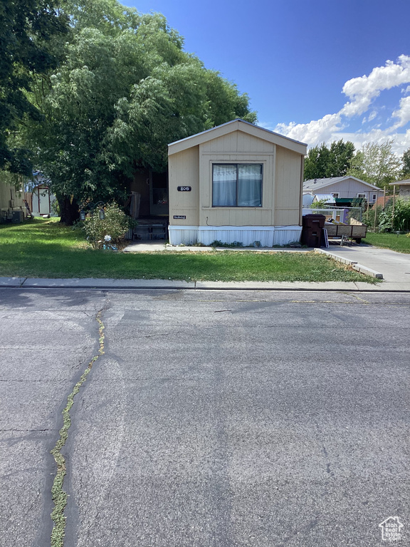 Manufactured / mobile home featuring a front yard