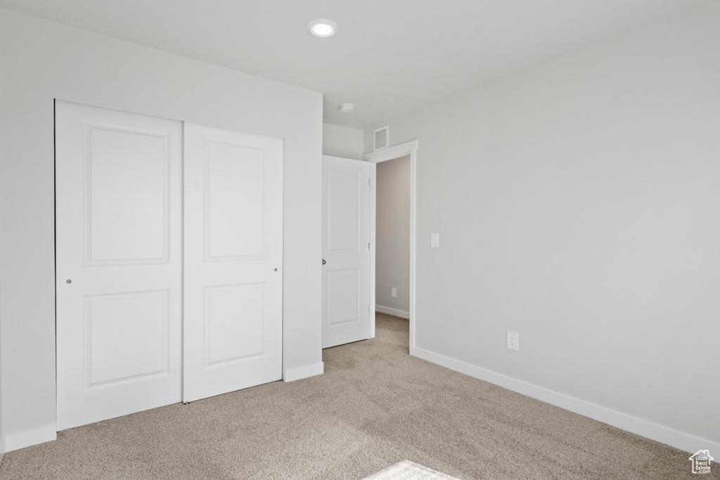 Unfurnished bedroom featuring visible vents, carpet floors, baseboards, a closet, and recessed lighting