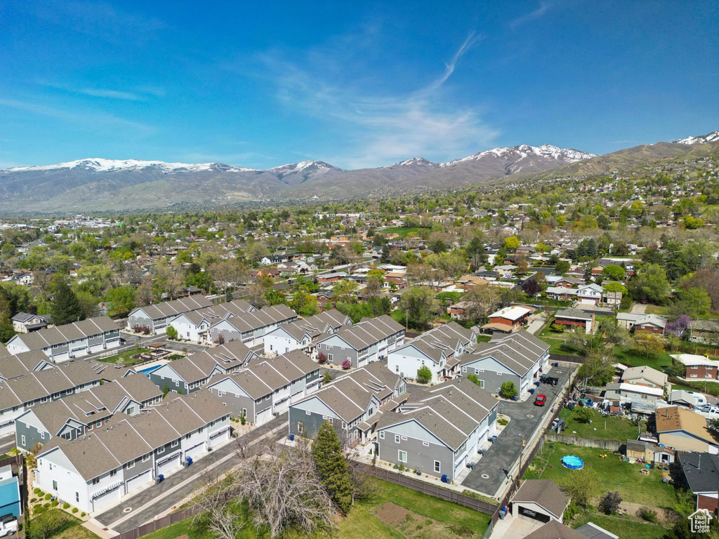 Bird\\\\\\\\\\\\\\\'s eye view with a residential view and a mountain view
