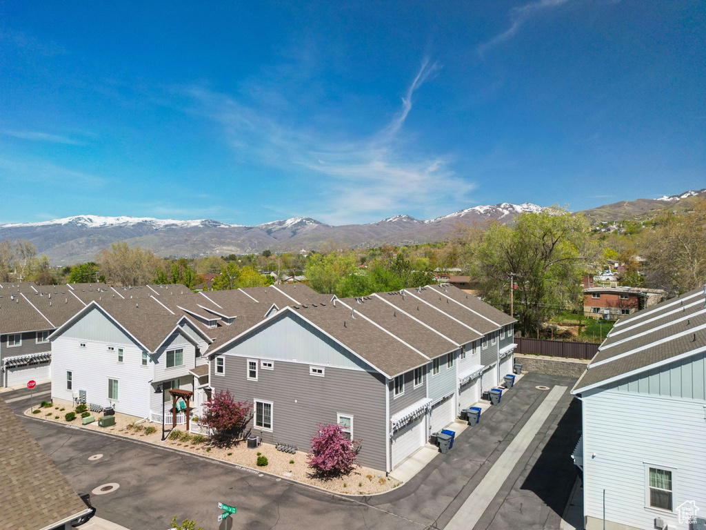 Birds eye view of property featuring a mountain view