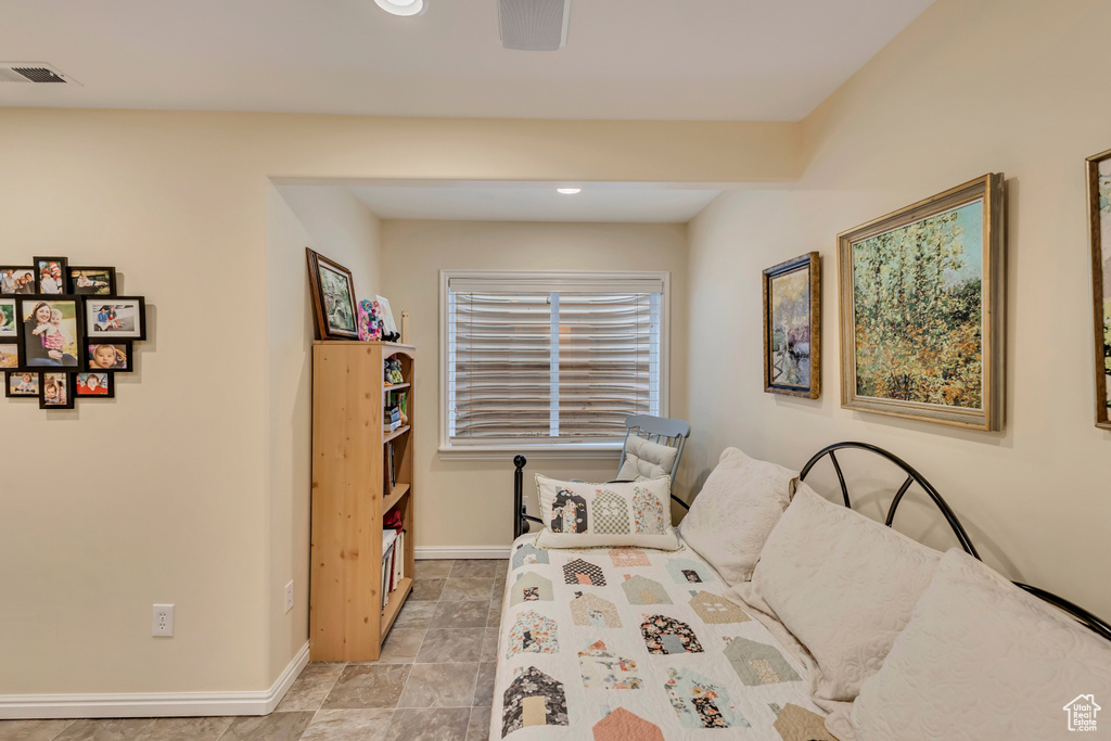 Sitting room with recessed lighting, visible vents, and baseboards