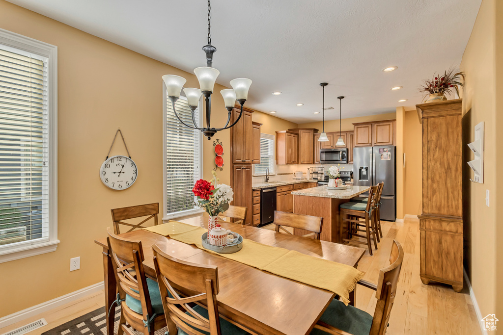 Dining area featuring visible vents, a chandelier, baseboards, recessed lighting, and light wood finished floors