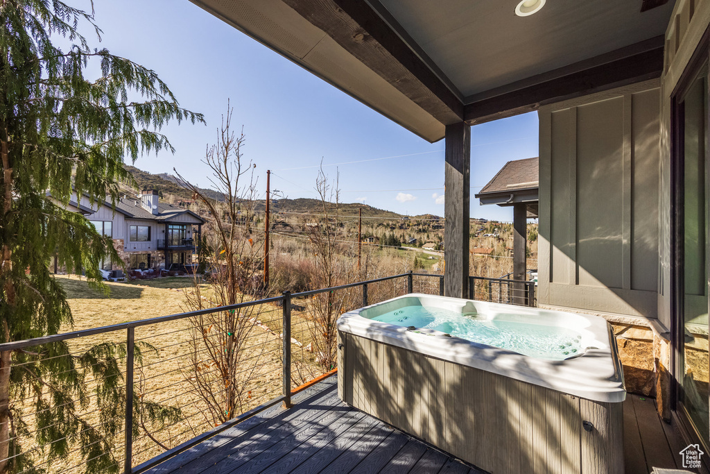 Balcony with a hot tub