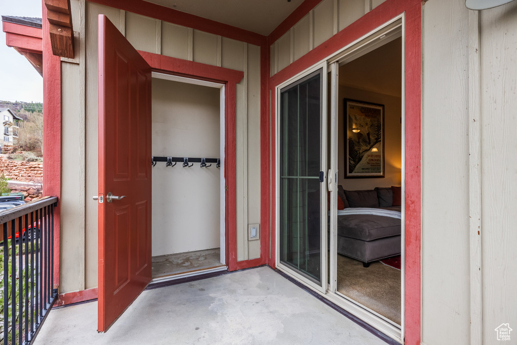 Property entrance with a balcony