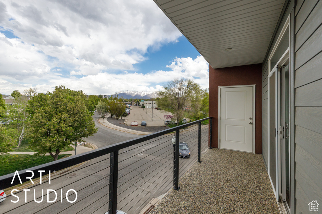 Balcony featuring a mountain view