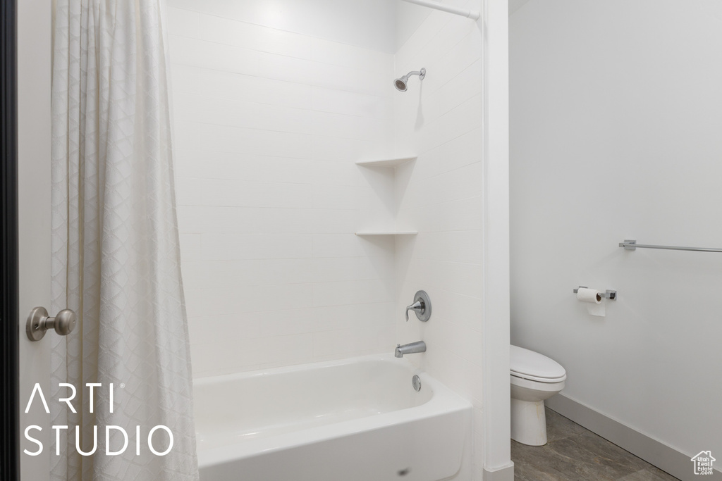 Full bath featuring shower / bathtub combination with curtain, toilet, and baseboards