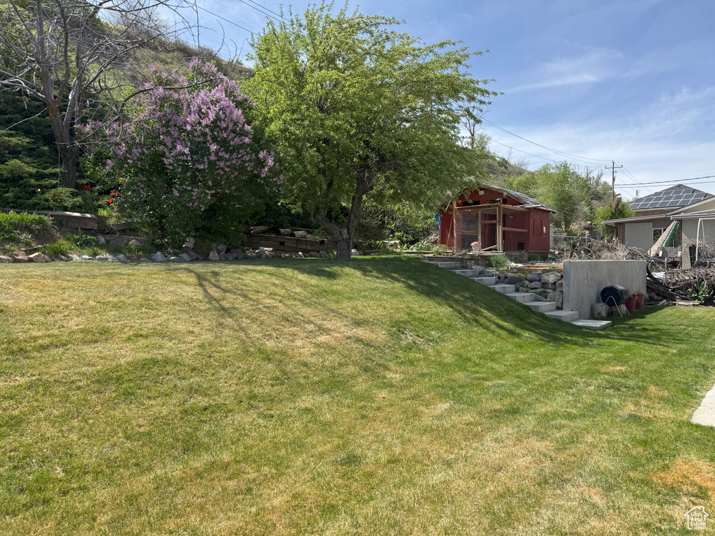 View of yard with an outdoor structure