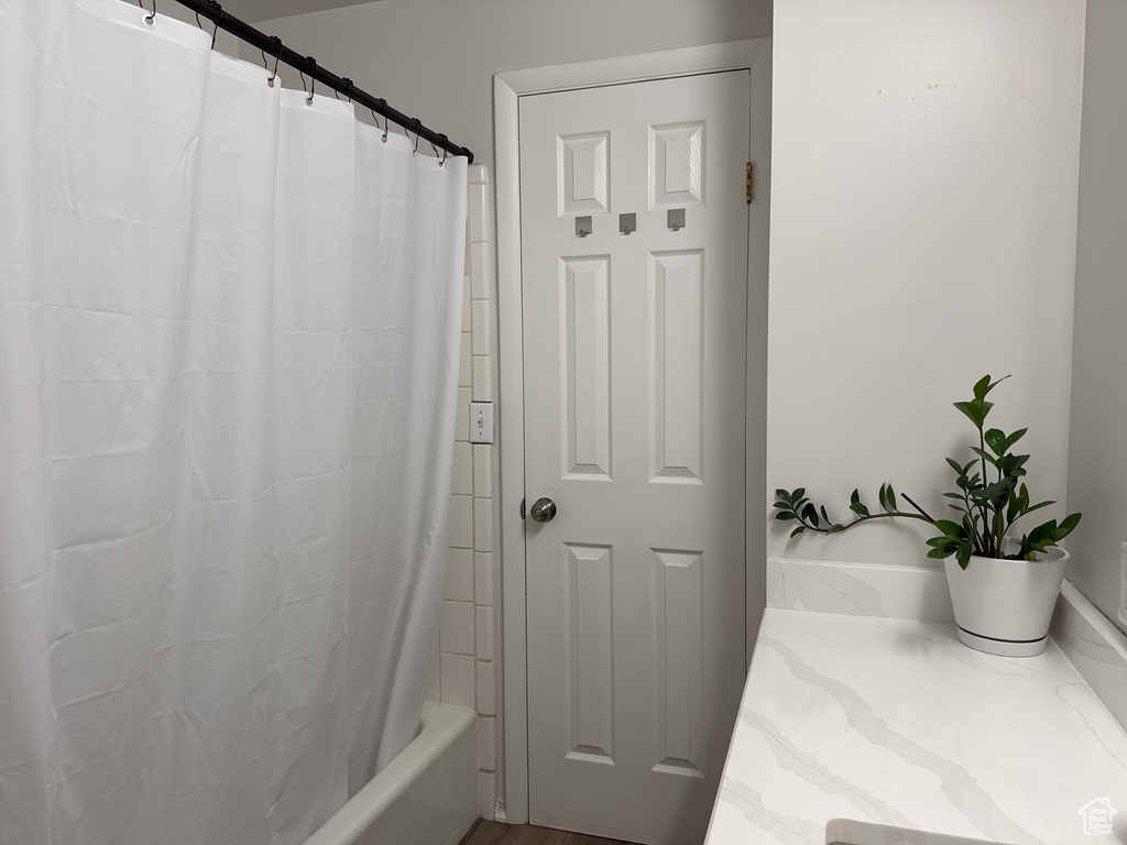 Bathroom with shower / tub combo with curtain