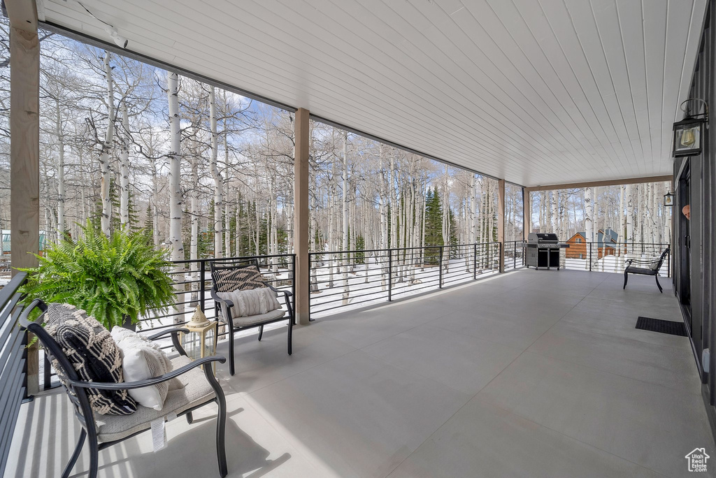 View of sunroom / solarium