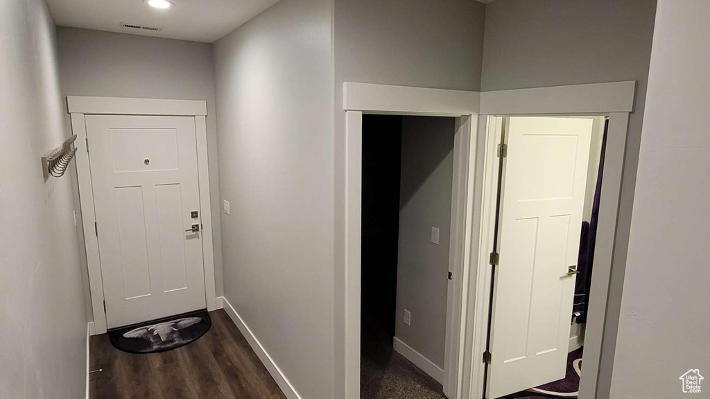 Entryway with baseboards, dark wood-type flooring, recessed lighting, and visible vents