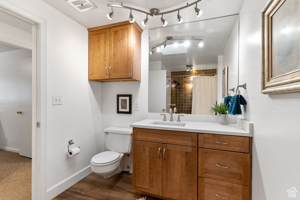 Bathroom with a shower with curtain, visible vents, baseboards, vanity, and toilet