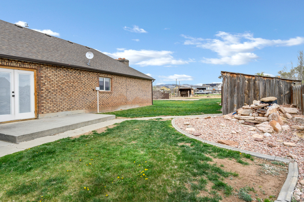 View of yard featuring a patio and fence