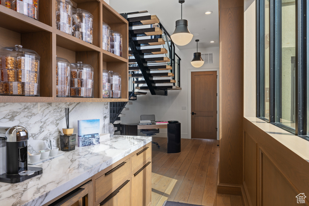 Kitchen featuring tasteful backsplash, open shelves, light wood-style flooring, visible vents, and recessed lighting