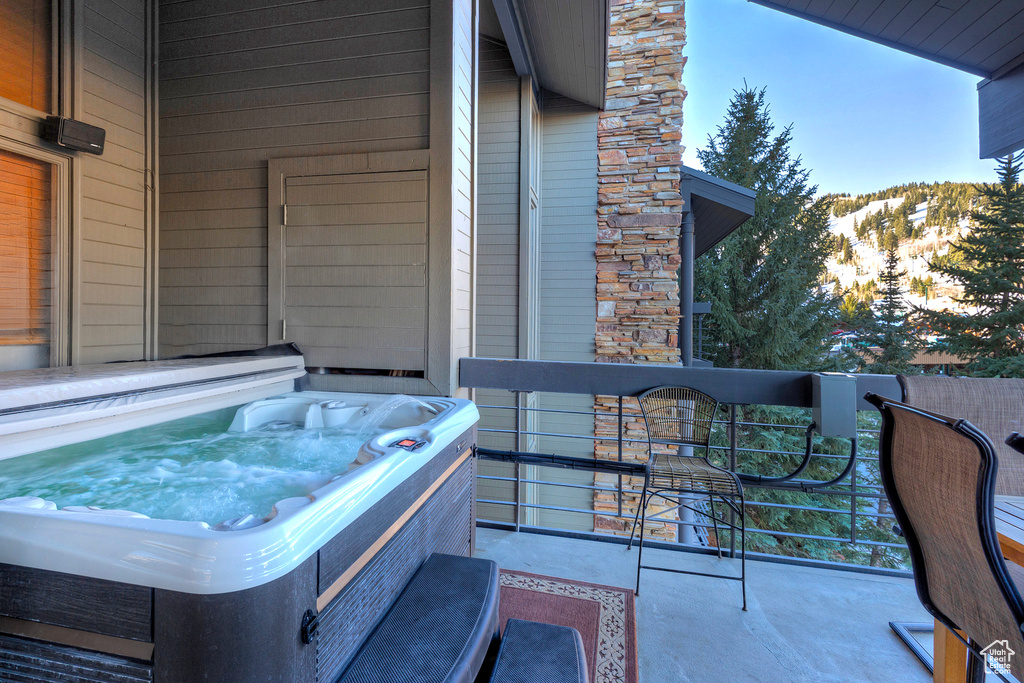 Balcony with a mountain view and a hot tub