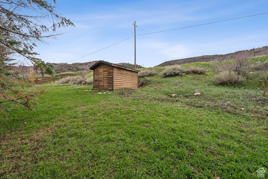 View of yard featuring an outdoor structure and a shed