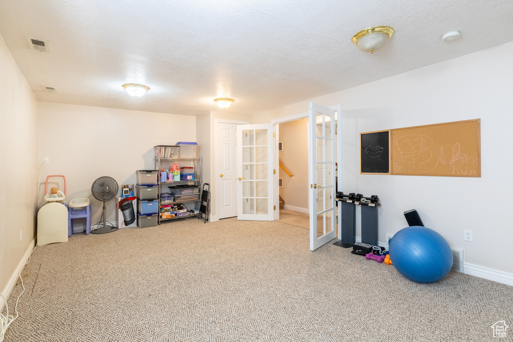 Workout room with carpet floors, baseboards, and visible vents