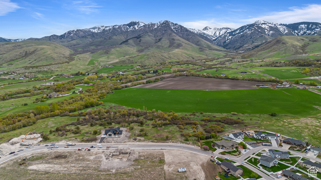 Aerial view with a mountain view