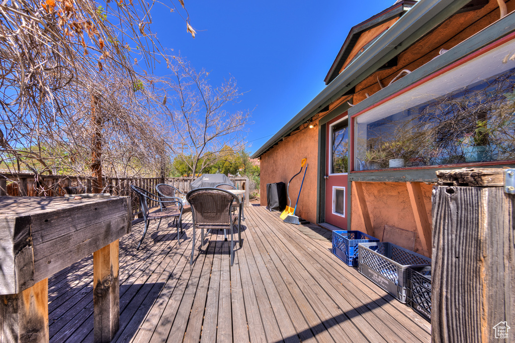 Deck featuring outdoor dining space