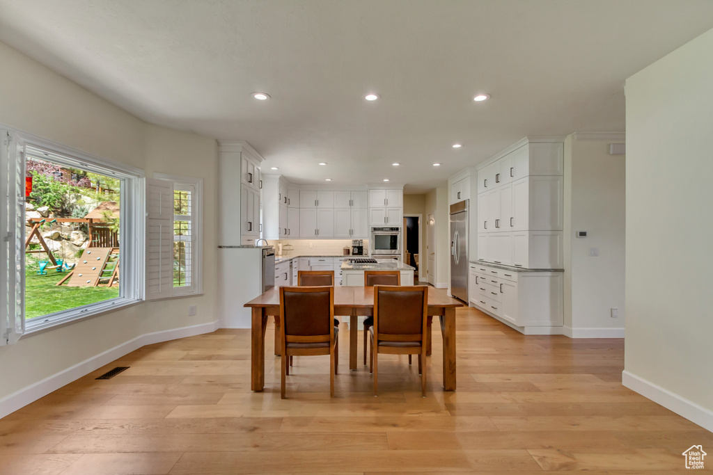 Dining room with recessed lighting, baseboards, visible vents, and light wood-type flooring
