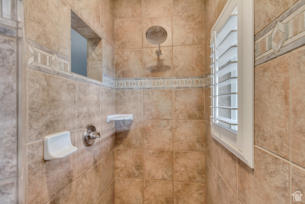 Bathroom featuring a tile shower
