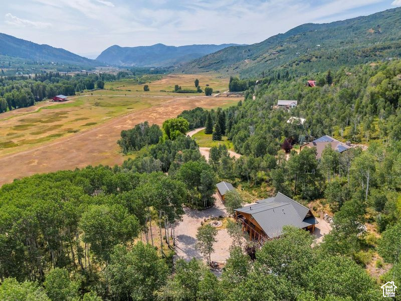 Aerial view with a mountain view