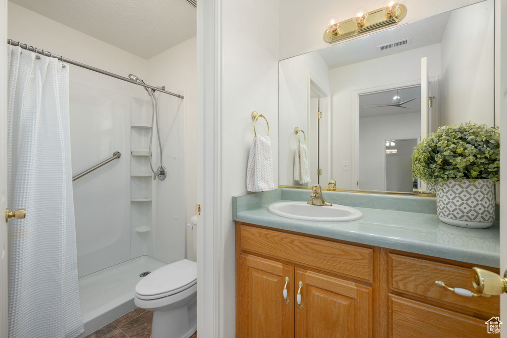 Full bath with vanity, visible vents, toilet, and a shower with shower curtain