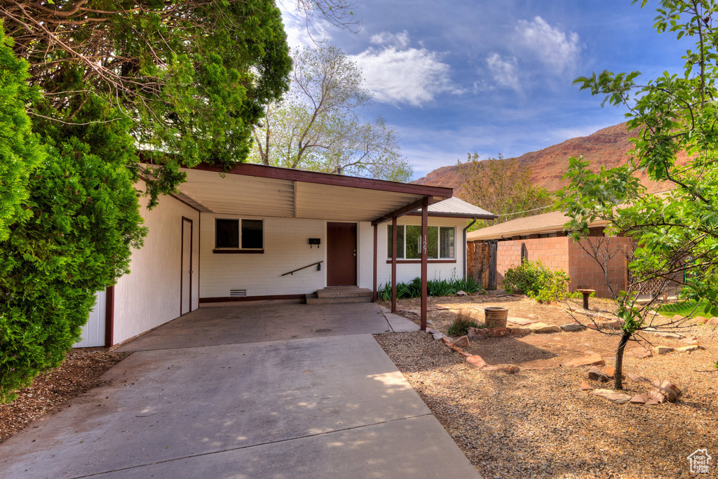 Ranch-style home with a mountain view