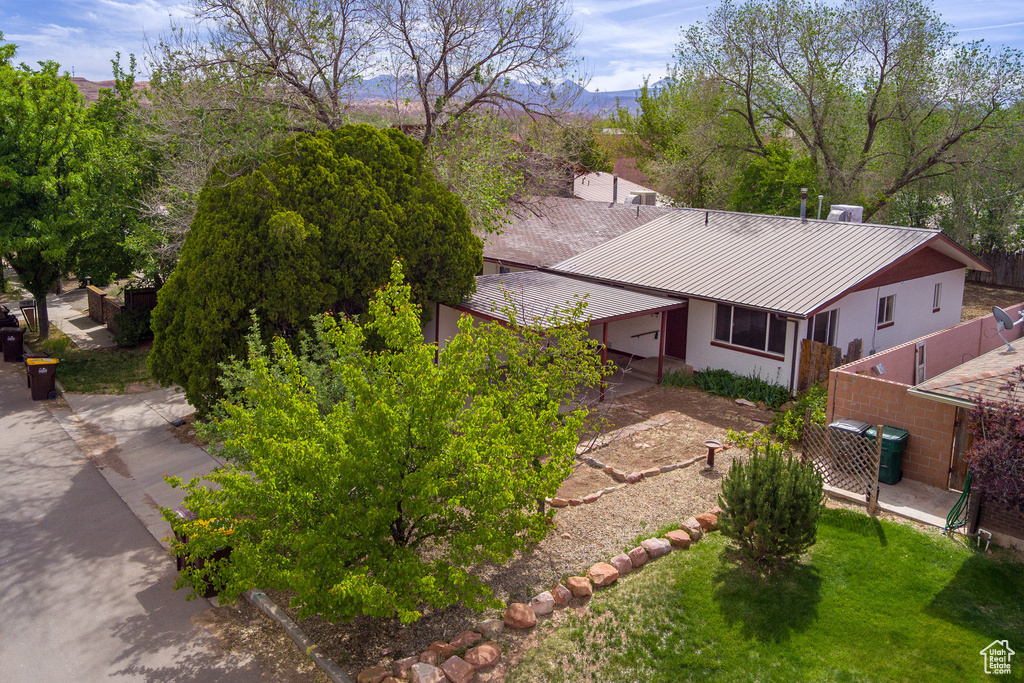 Birds eye view of property featuring a mountain view