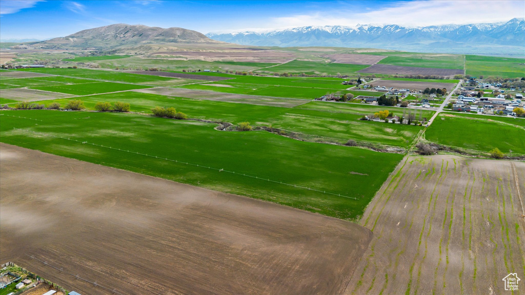 Aerial view with a mountain view