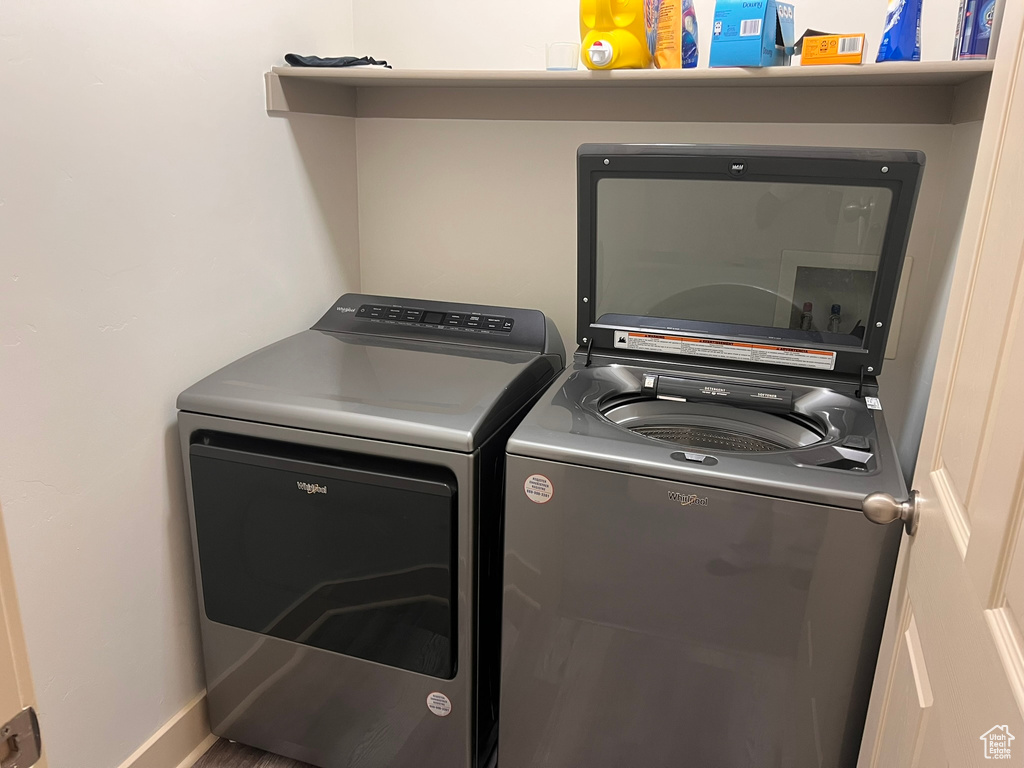 Washroom with independent washer and dryer