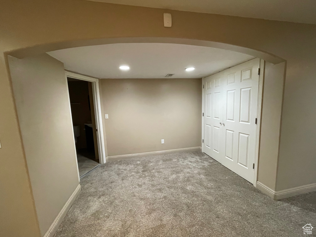 Unfurnished bedroom featuring visible vents, a closet, baseboards, recessed lighting, and carpet