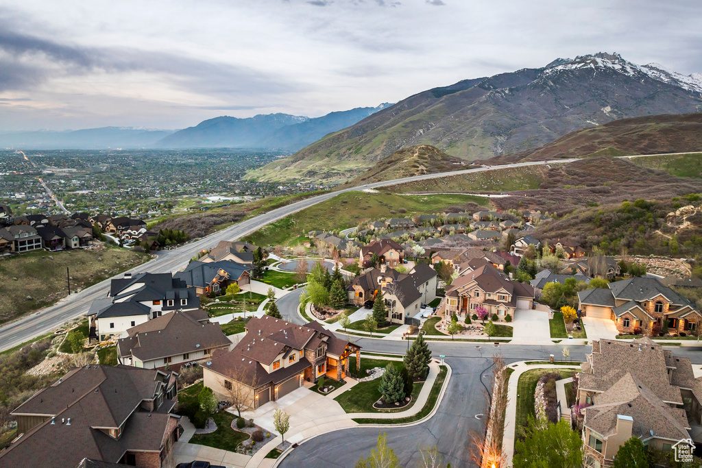 Bird's eye view featuring a mountain view and a residential view