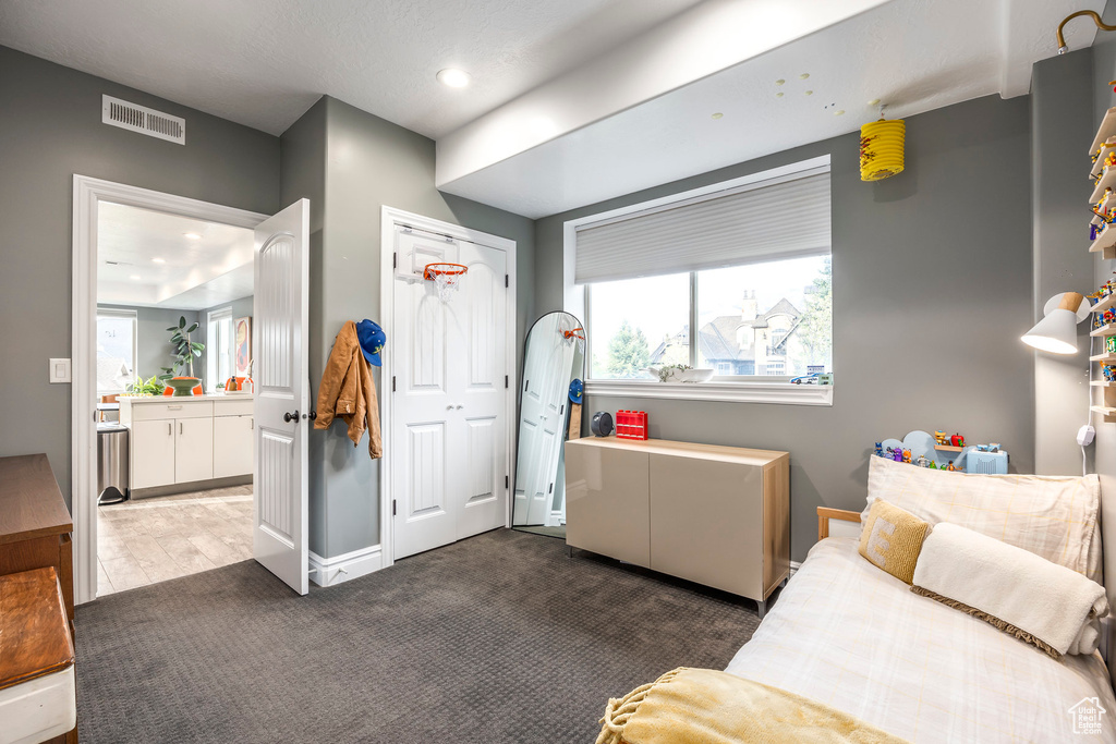 Interior space featuring visible vents, a closet, baseboards, recessed lighting, and carpet