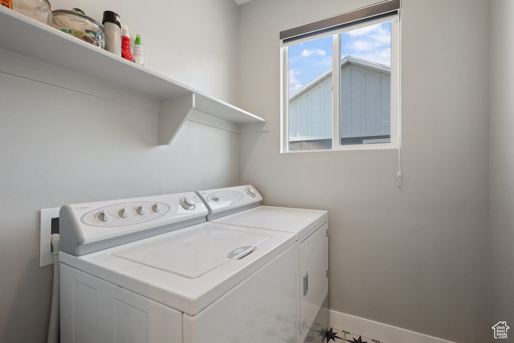 Washroom featuring laundry area, baseboards, and independent washer and dryer