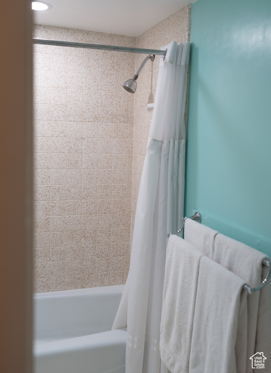 Full bath with shower / bathtub combination with curtain