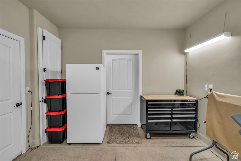 Miscellaneous room featuring baseboards