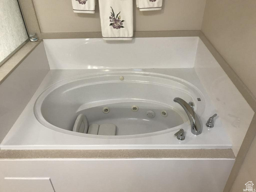 Details with a tub with jets