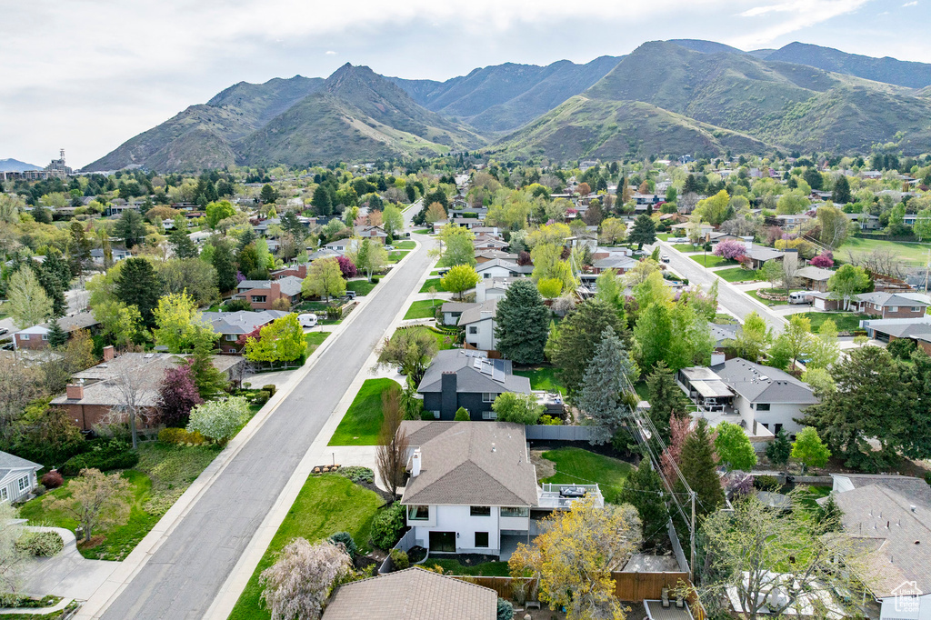 Bird's eye view featuring a mountain view and a residential view